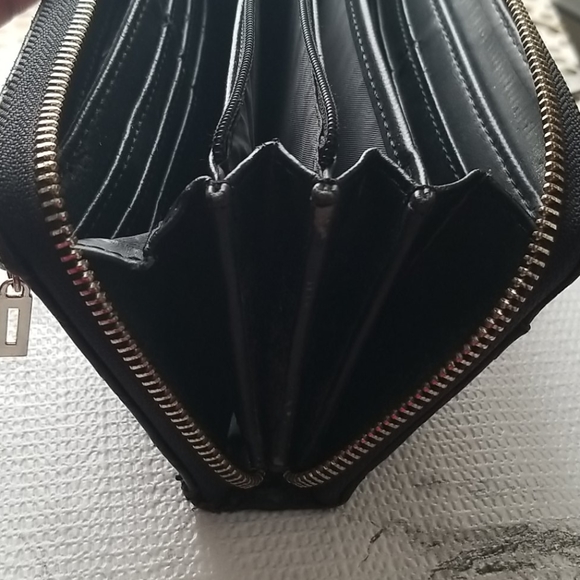 Guess Wallet - Picture 9 of 12